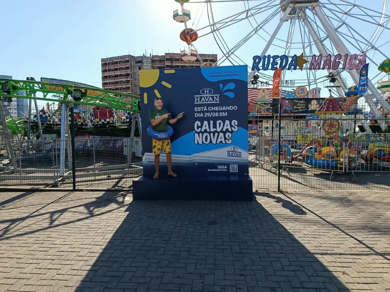 Havan instala espaço para fotos no Centro de Caldas Novas (GO) para comemorar inauguração